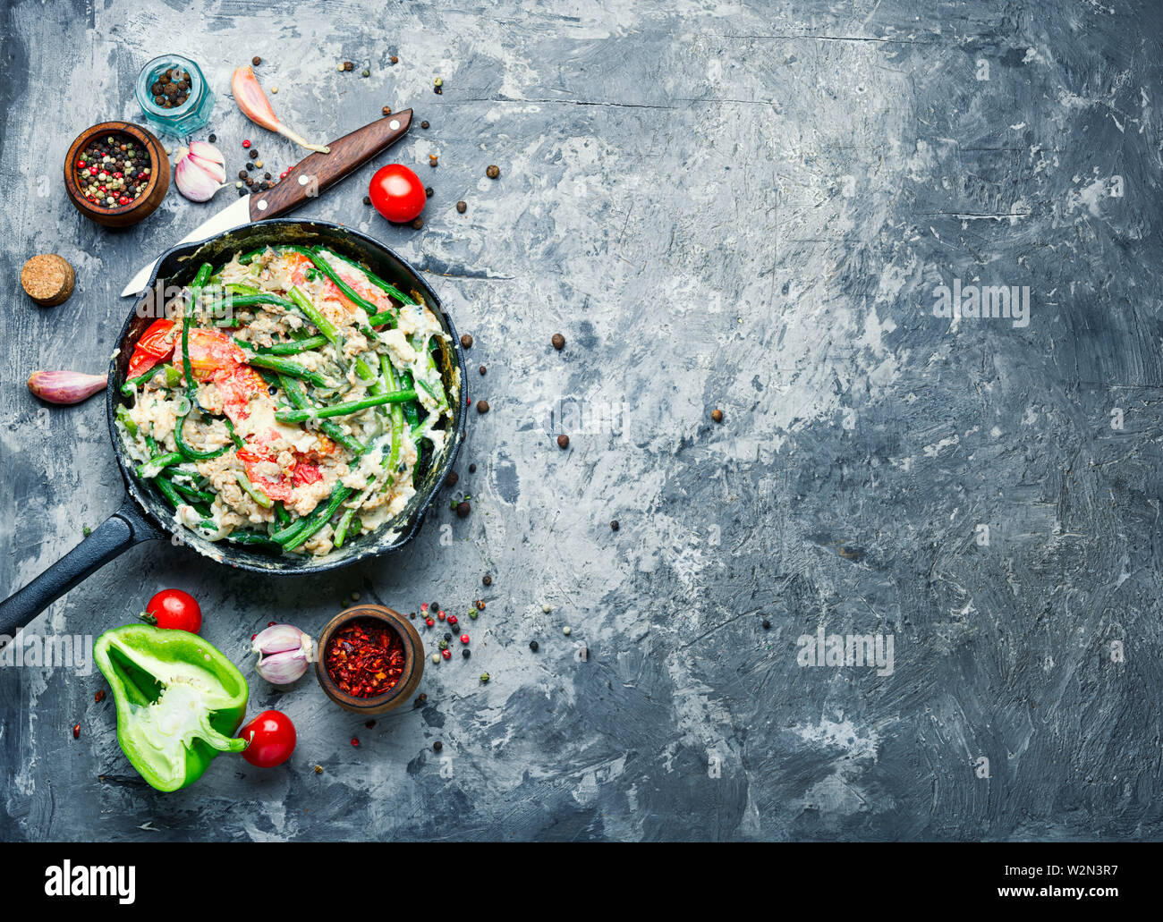 Proteina uova strapazzate con fagioli asparagi. Uova fritte con le verdure.Fitness cibo Foto Stock