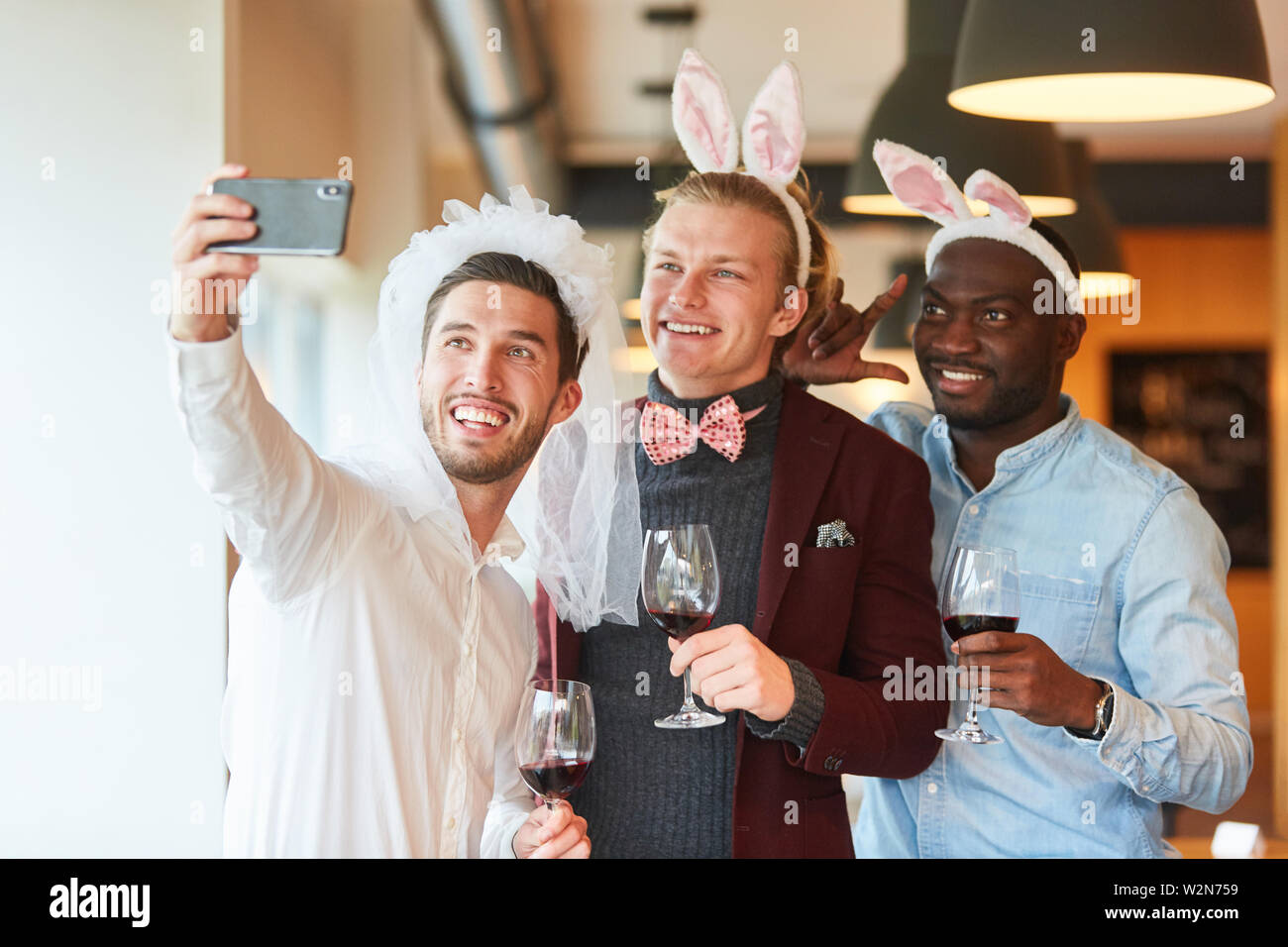 Amici fare selfie a livello di bachelor party in un bar come un promemoria Foto Stock