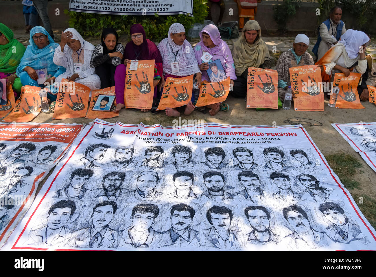 I familiari delle persone scomparse tenere cartelli nel corso di una manifestazione a Srinagar.Associazione Genitori di Persone scomparse (APDP) accoglie con favore la recente relazione sui diritti umani dall'ufficio dell'Alto Commissario delle Nazioni Unite per i Diritti Umani (OHCHR) sulla situazione dei diritti umani nella valle del Kashmir pubblicato il 08 luglio 2019. La relazione riguarda la violazione dei diritti umani nel Kashmir da maggio 2018 ad aprile 2019. La OHCHR relazione ha sottolineato la lordi di violazione dei diritti umani fatta da apparato militare dell India nel Kashmir, comprese le sparizioni forzate, uccisioni illegali di Foto Stock
