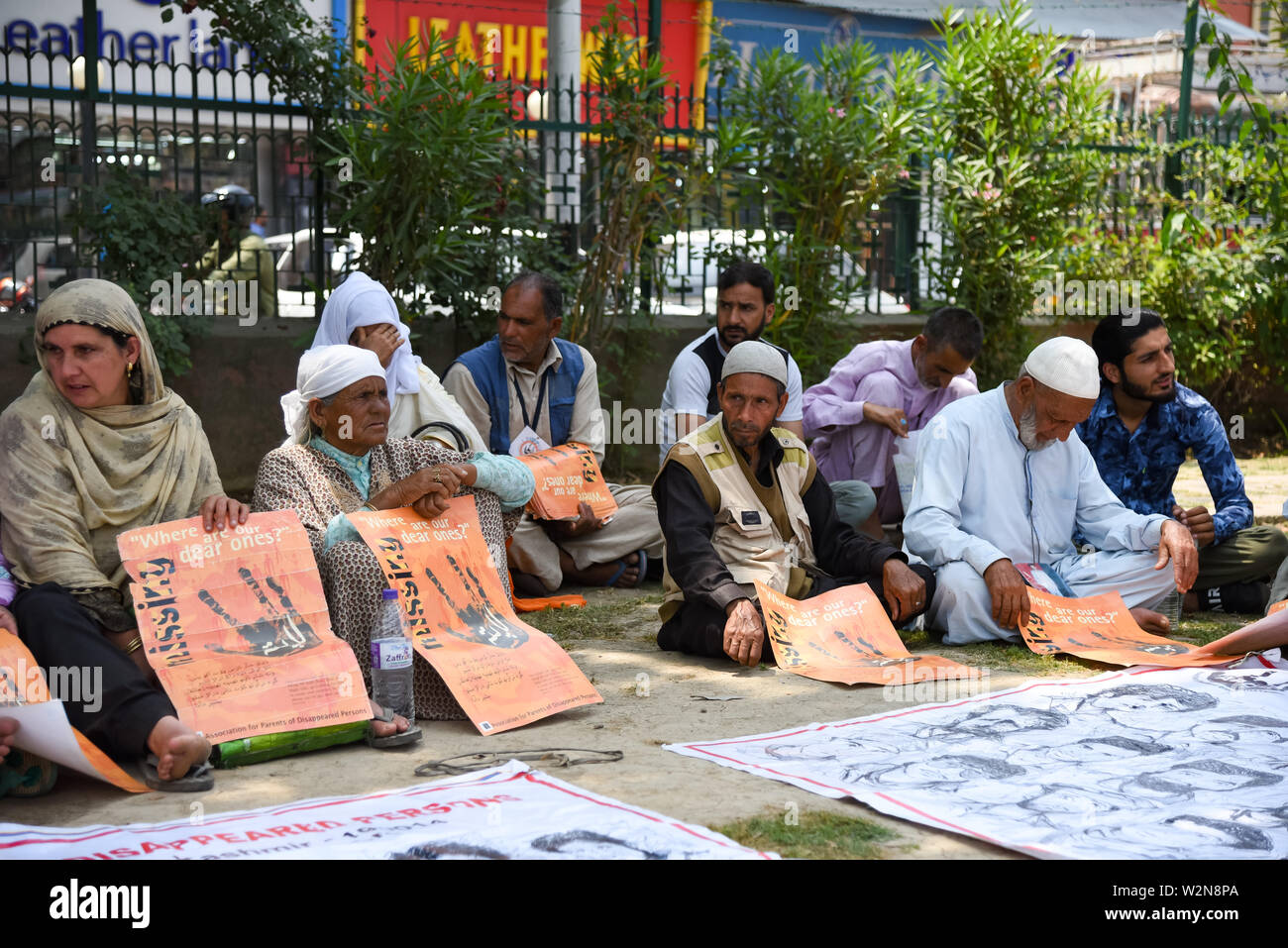 I familiari delle persone scomparse tenere cartelli nel corso di una manifestazione a Srinagar.Associazione Genitori di Persone scomparse (APDP) accoglie con favore la recente relazione sui diritti umani dall'ufficio dell'Alto Commissario delle Nazioni Unite per i Diritti Umani (OHCHR) sulla situazione dei diritti umani nella valle del Kashmir pubblicato il 08 luglio 2019. La relazione riguarda la violazione dei diritti umani nel Kashmir da maggio 2018 ad aprile 2019. La OHCHR relazione ha sottolineato la lordi di violazione dei diritti umani fatta da apparato militare dell India nel Kashmir, comprese le sparizioni forzate, uccisioni illegali di Foto Stock