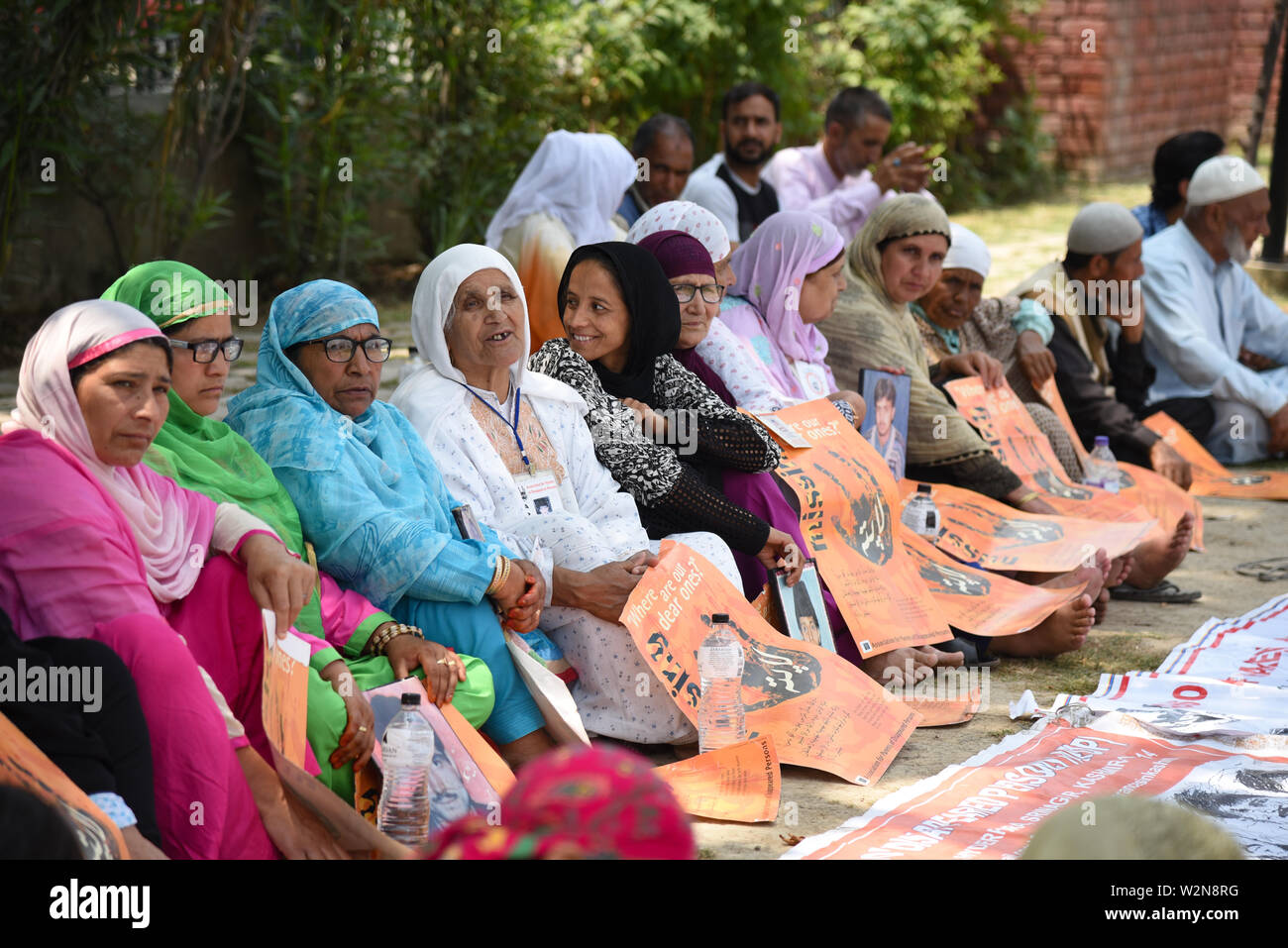 I familiari delle persone scomparse tenere cartelli nel corso di una manifestazione a Srinagar.Associazione Genitori di Persone scomparse (APDP) accoglie con favore la recente relazione sui diritti umani dall'ufficio dell'Alto Commissario delle Nazioni Unite per i Diritti Umani (OHCHR) sulla situazione dei diritti umani nella valle del Kashmir pubblicato il 08 luglio 2019. La relazione riguarda la violazione dei diritti umani nel Kashmir da maggio 2018 ad aprile 2019. La OHCHR relazione ha sottolineato la lordi di violazione dei diritti umani fatta da apparato militare dell India nel Kashmir, comprese le sparizioni forzate, uccisioni illegali di Foto Stock