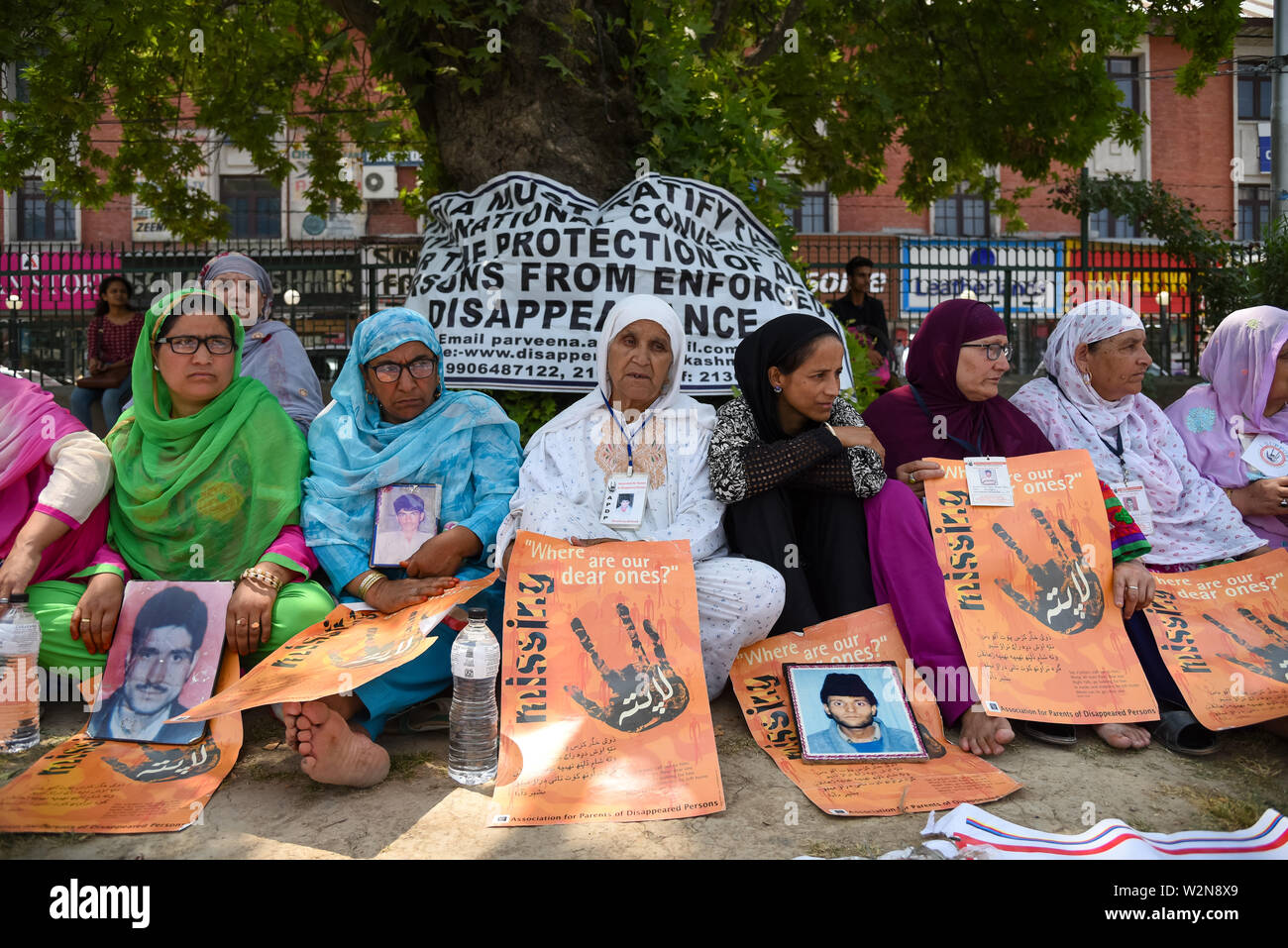 I familiari delle persone scomparse tenere cartelli nel corso di una manifestazione a Srinagar.Associazione Genitori di Persone scomparse (APDP) accoglie con favore la recente relazione sui diritti umani dall'ufficio dell'Alto Commissario delle Nazioni Unite per i Diritti Umani (OHCHR) sulla situazione dei diritti umani nella valle del Kashmir pubblicato il 08 luglio 2019. La relazione riguarda la violazione dei diritti umani nel Kashmir da maggio 2018 ad aprile 2019. La OHCHR relazione ha sottolineato la lordi di violazione dei diritti umani fatta da apparato militare dell India nel Kashmir, comprese le sparizioni forzate, uccisioni illegali di Foto Stock
