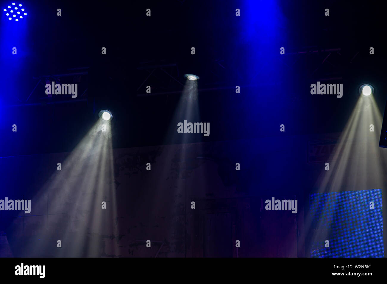 I raggi gialli faretti su uno sfondo Foto Stock