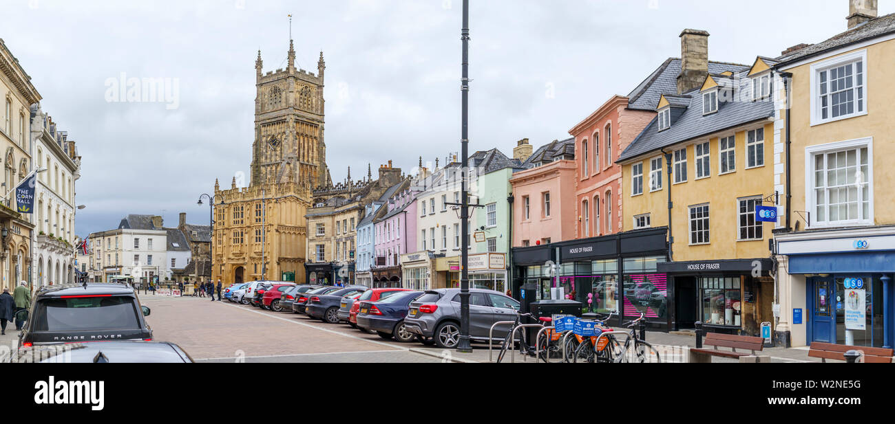 Vista sulla strada della chiesa di San Giovanni Battista e Circencester centro città, una città di mercato definita la capitale dei Cotswolds, in oriente Gloucestershire, Regno Unito Foto Stock