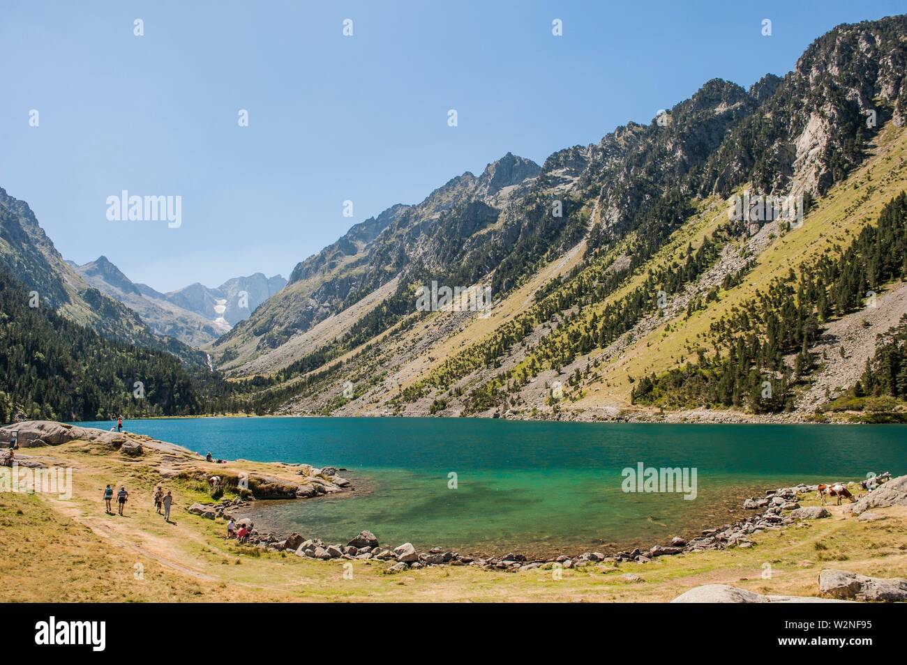 Vista del lago di Gaube, Parco nazionale dei Pirenei (Hautes-Pyrénées Reparto, Regione Nouvelle-Aquitaine, Francia) Foto Stock