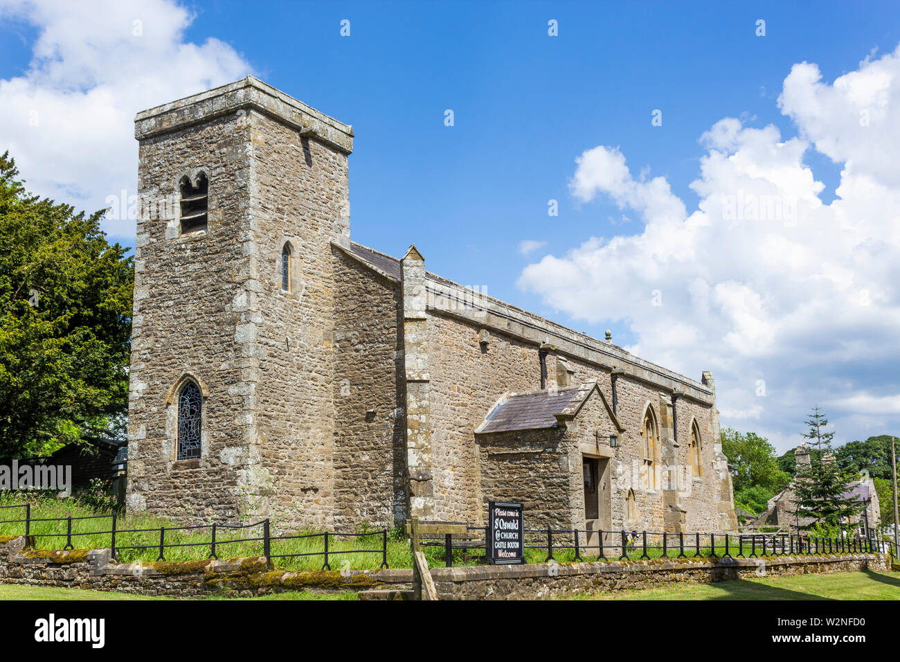 St Oswald la chiesa del castello, Bolton, Wensleydale, Yorkshire, Inghilterra. Foto Stock