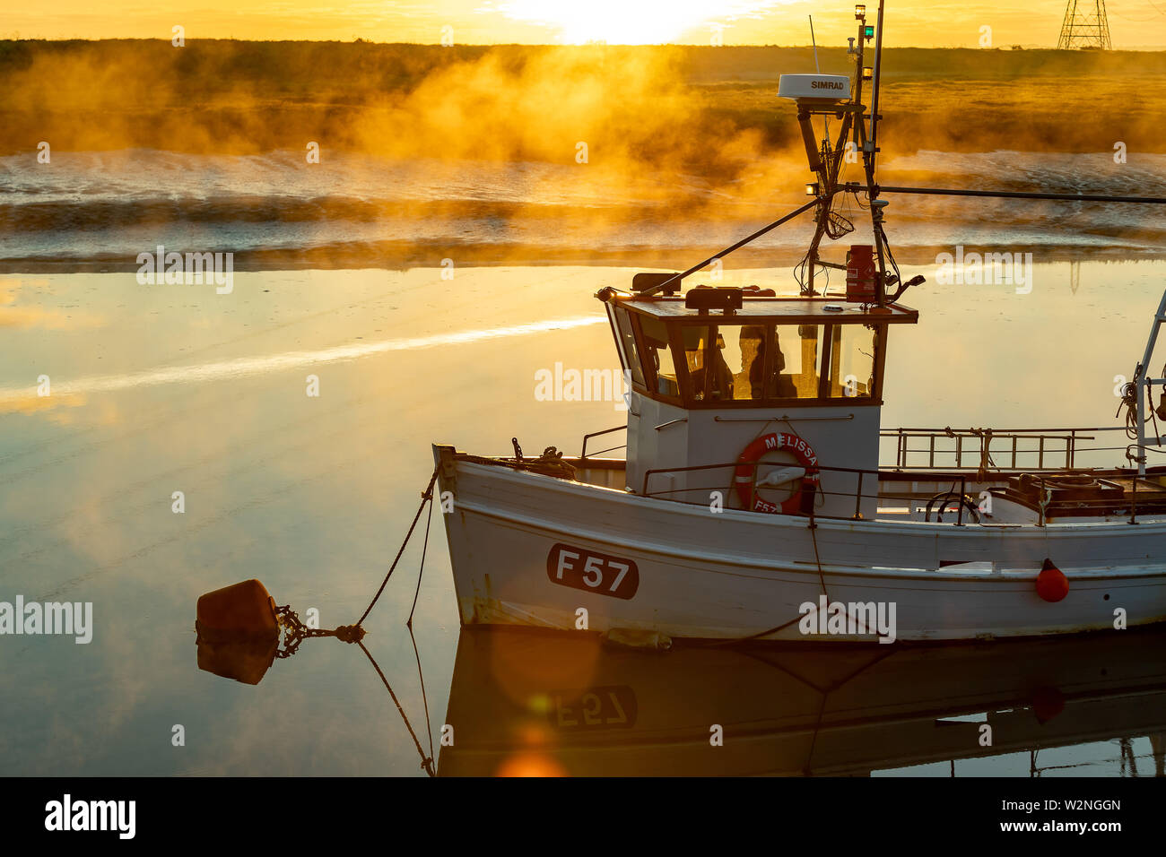 Close up della nave (peschereccio) al tramonto con nebbia sul fiume Swale in Faversham Kent. Foto Stock