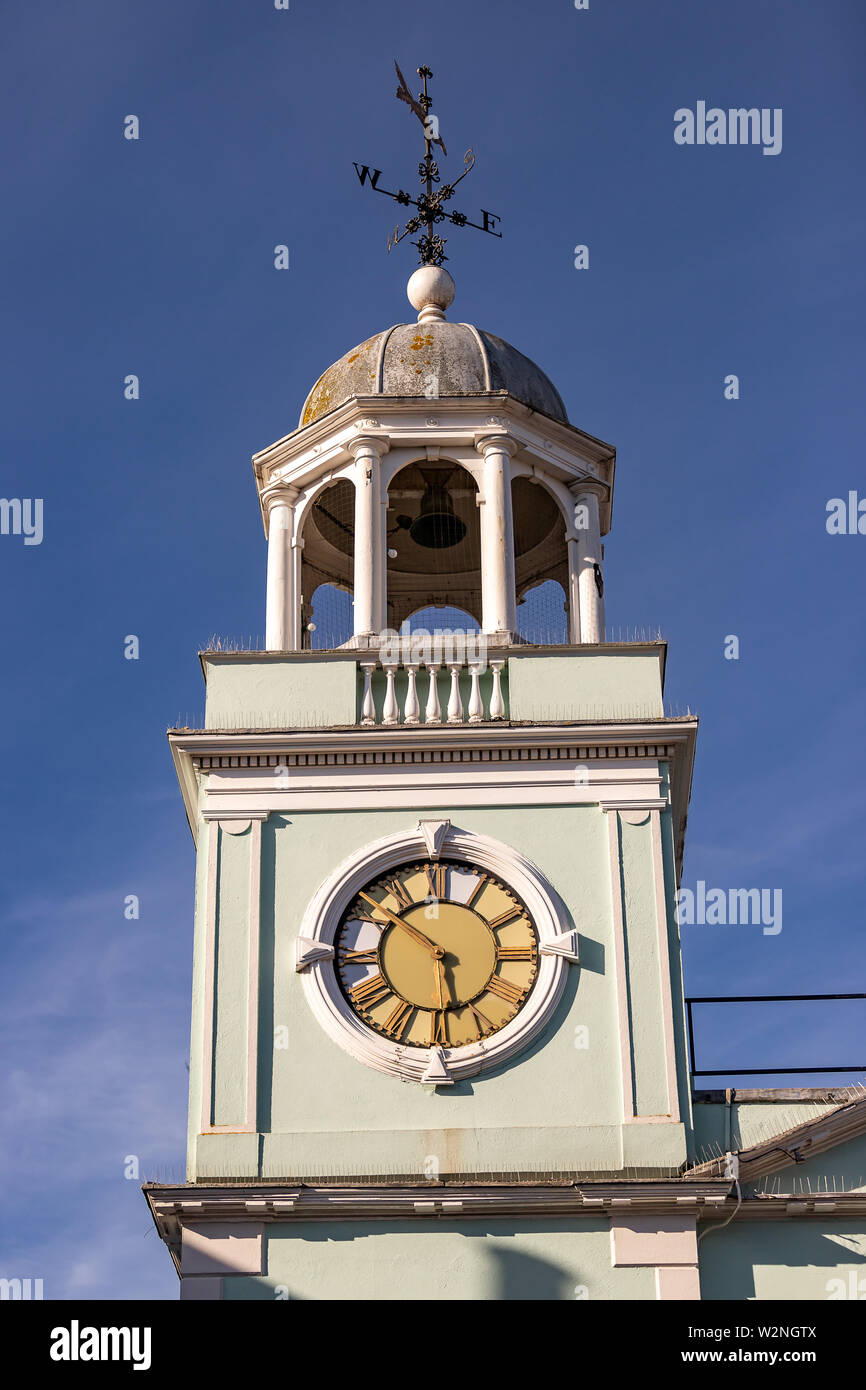 Immagine di un orologio su Guild Hall a Faversham Town Center Foto Stock