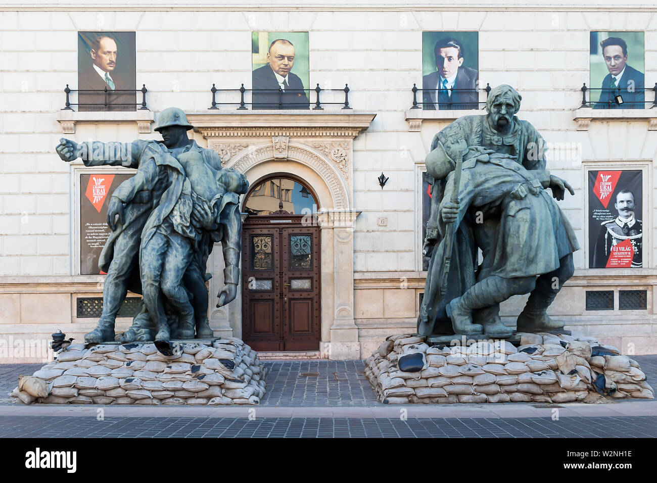 Budapest, Ungheria - 25 Maggio 2019 : Il museo di storia militare e di alcune delle statue intorno all'edificio. Situato in un ex esercito comunale barr Foto Stock