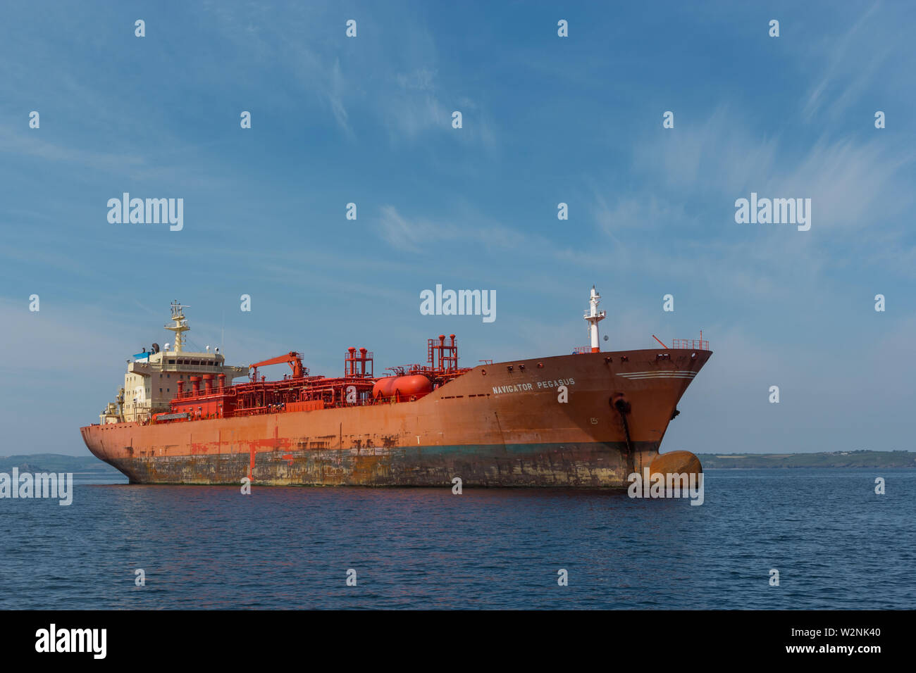 Ancoraggio della nave cargo sul mare calmo vicino a Falmouth Foto Stock