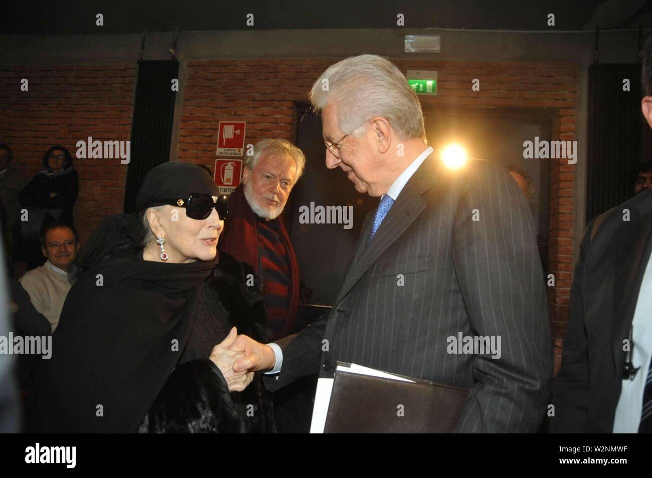 MONTI INCONTRA LE DONNE AL FRANCO PARENTI Theatre, in foto con Valentina Cortese (angolo di matt/fotogramma, Milano - 2013-02-10) ps la foto può essere utilizzato nel rispetto del contesto in cui è stato preso e senza intento diffamatorio del decoro delle persone rappresentate (angolo di matt/fotogramma, foto repertorio - 2019-07-10) p.s. la foto e' utilizzabile nel rispetto del contesto in cui e' stata scattata, e senza intento diffamatorio del decoro delle persone rappresentate Foto Stock