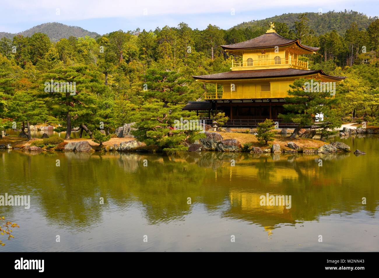 Kinkaku-ji il tempio del Padiglione Dorato, è famoso Zen tempio Buddista situato a Kyoto, Giappone, Asia. Foto Stock