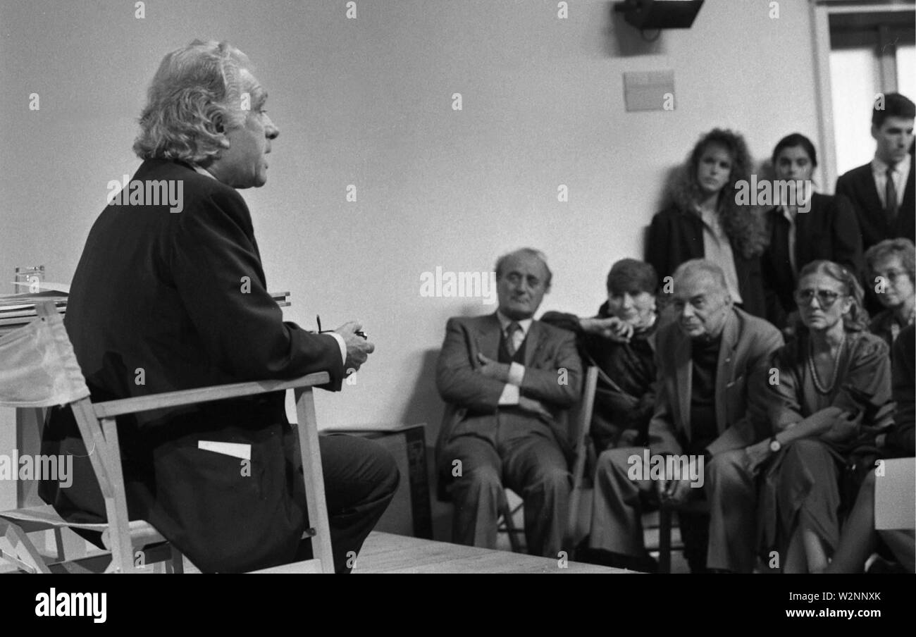 PICCOLO TEATRO VIA ROVELLO, GIORGIO STREHLER, RENATO DE CARMINE VALENTINA CORTESE TINO CARRARO (FOTO MIMMO CARULLI/fotogramma, Milano - 1989-10-06) ps la foto può essere utilizzato rispettando il contesto in cui è stato preso e senza intento diffamatorio del decoro delle persone rappresentate (FOTOGRAMMA MIMMO CARULLI/fotogramma, foto repertorio - 2019-07-10) p.s. la foto e' utilizzabile nel rispetto del contesto in cui e' stata scattata, e senza intento diffamatorio del decoro delle persone rappresentate Foto Stock