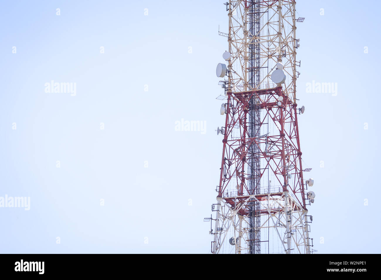 Comunicazioni di metallo tower con varie apparecchiature di comunicazione e di antenne per radio e 5G Foto Stock