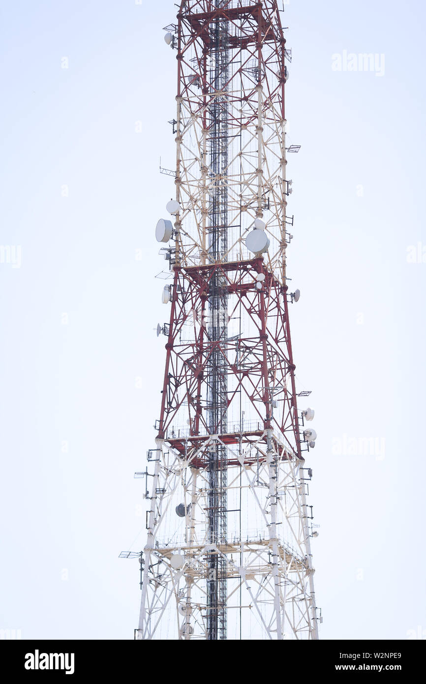 Comunicazioni di metallo tower con varie apparecchiature di comunicazione e di antenne per radio e 5G Foto Stock