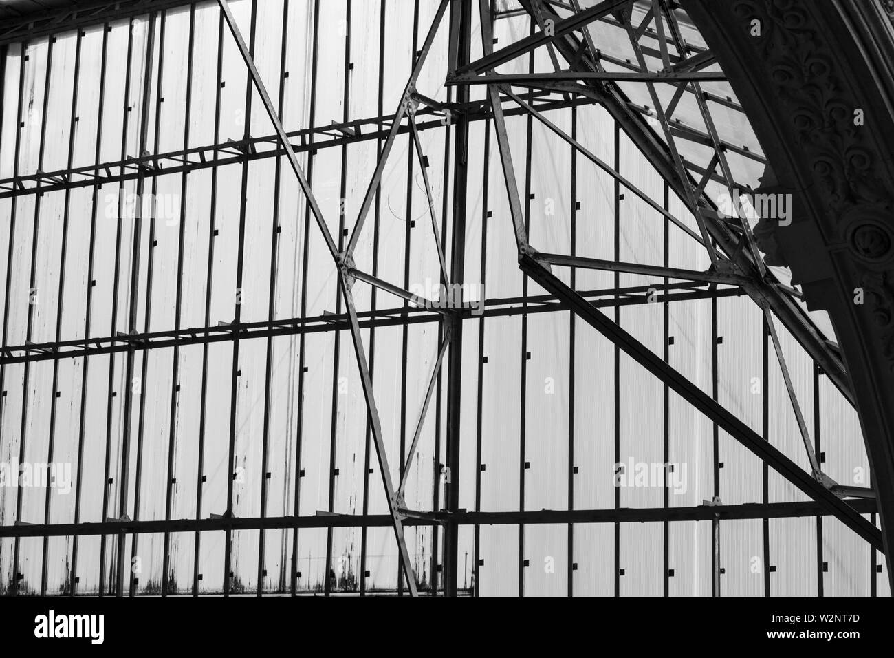 Abstract architettura del tetto di vetro esterno dell edificio con i colori nero e bianco metallo stile. Foto Stock