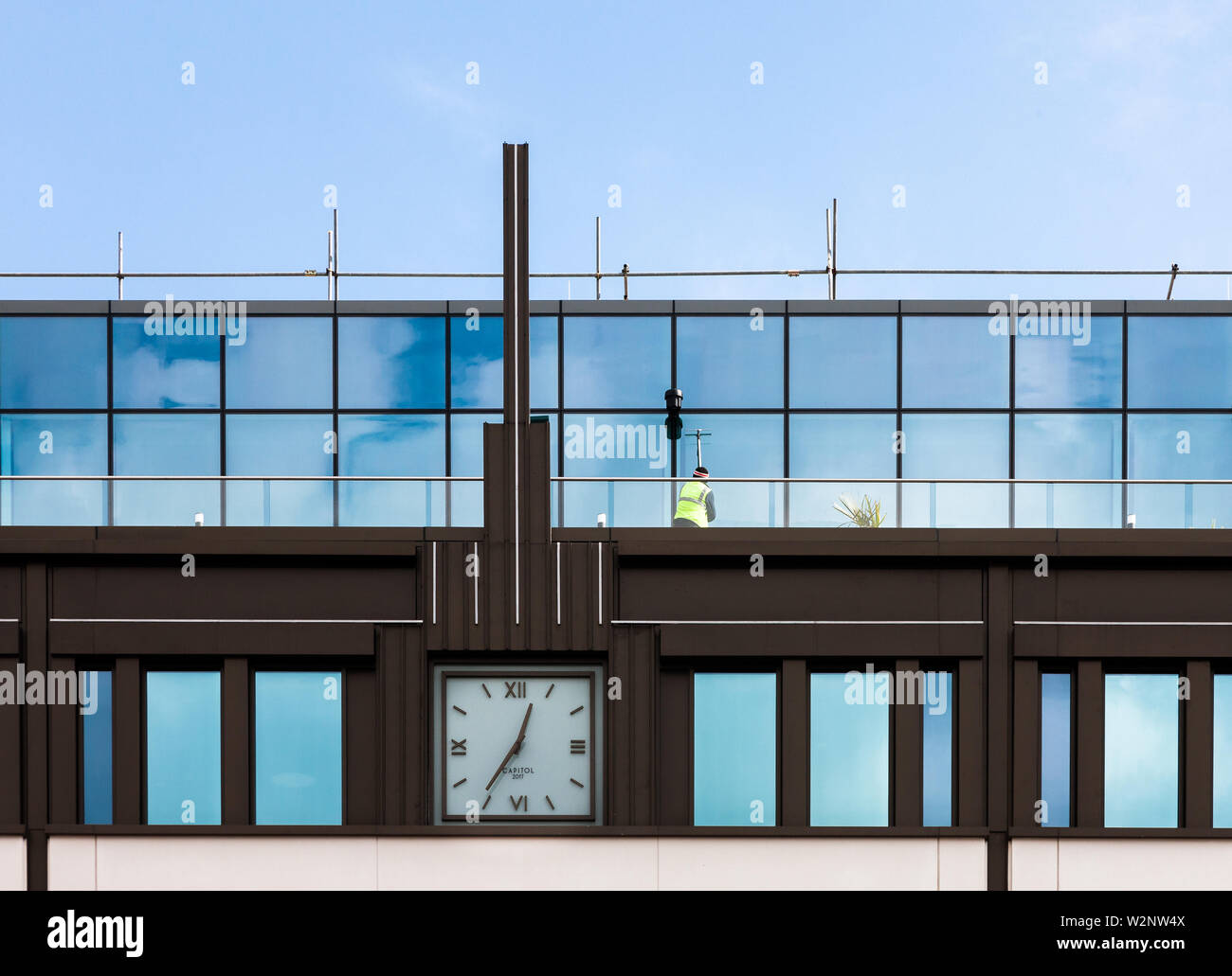 La città di Cork, Cork, Irlanda. 04 Aprile, 2019. Un detergente bagna il Windows sul nuovo Capitol Building in Grand Parade, Cork, Irlanda. Foto Stock