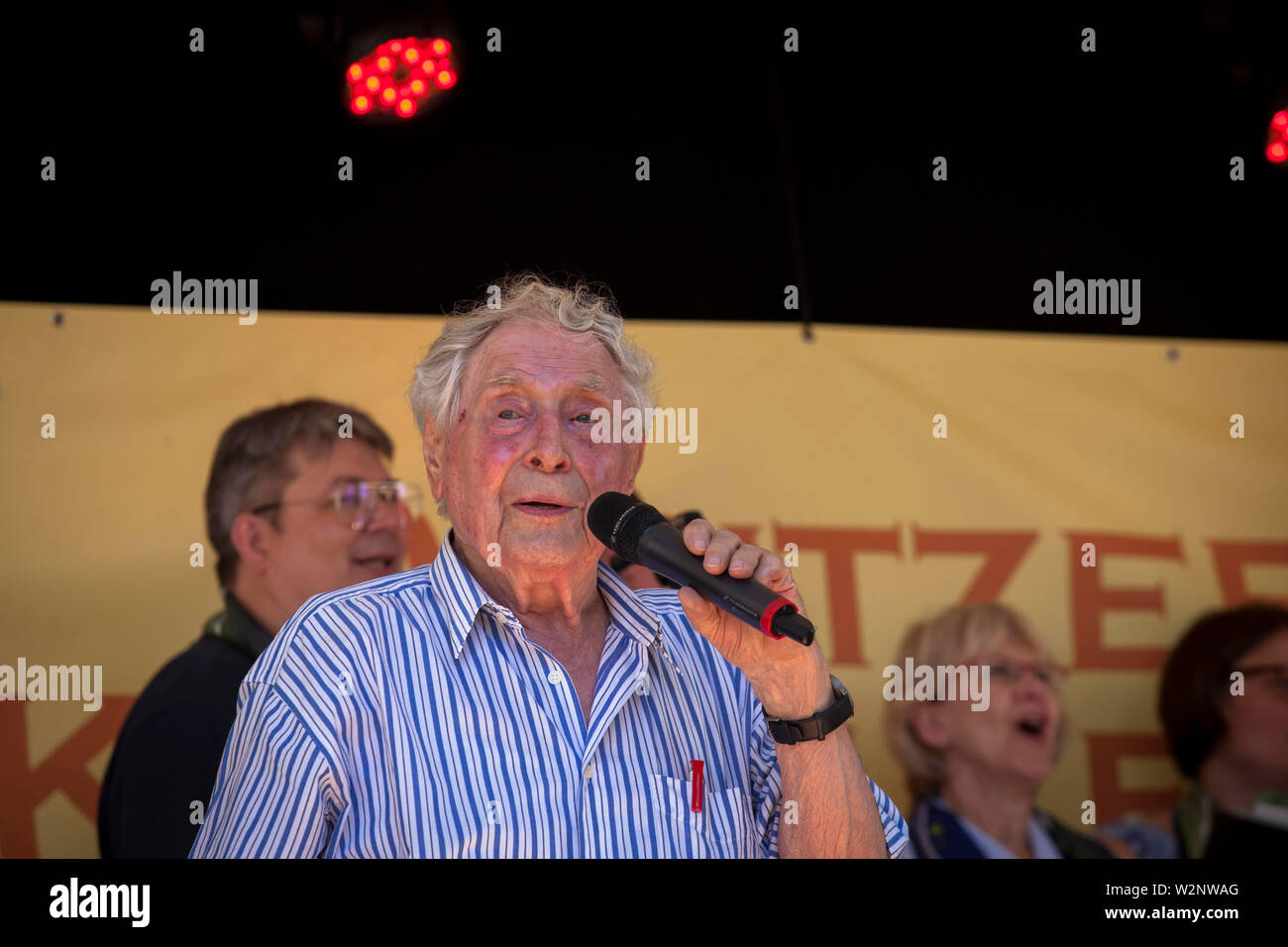 Il 93 anno vecchio cantante Ludwig Sebus a un concerto nel quartiere Deutz di Colonia, Germania. der 93 Jahre alte Saenger Ludwig Sebus bei einem Auftritt in de Foto Stock