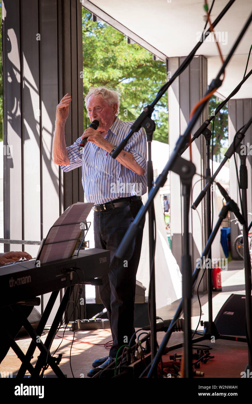 Il 93 anno vecchio cantante Ludwig Sebus a un concerto nel quartiere Deutz di Colonia, Germania. der 93 Jahre alte Saenger Ludwig Sebus bei einem Auftritt in de Foto Stock