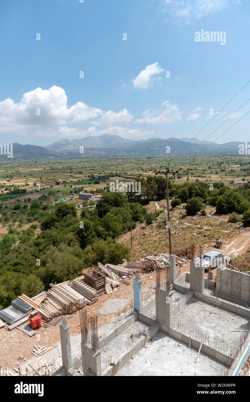 Creta, Grecia. Giugno 2019. Opere edili utilizzando recyled tavole di legno. Affacciato sul altopiano di Lassithi, Creta, Grecia Foto Stock