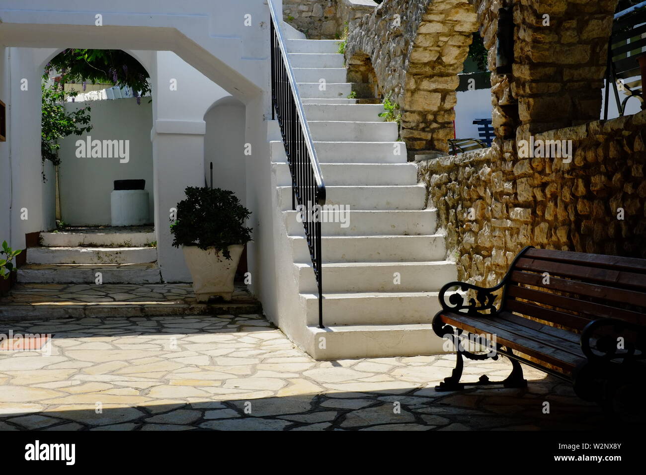 Corfù Kassiopi cortile di una bella chiesa molto vicino al porto di Kassiopi.a pulire la zona con un rilassante sentire Foto Stock