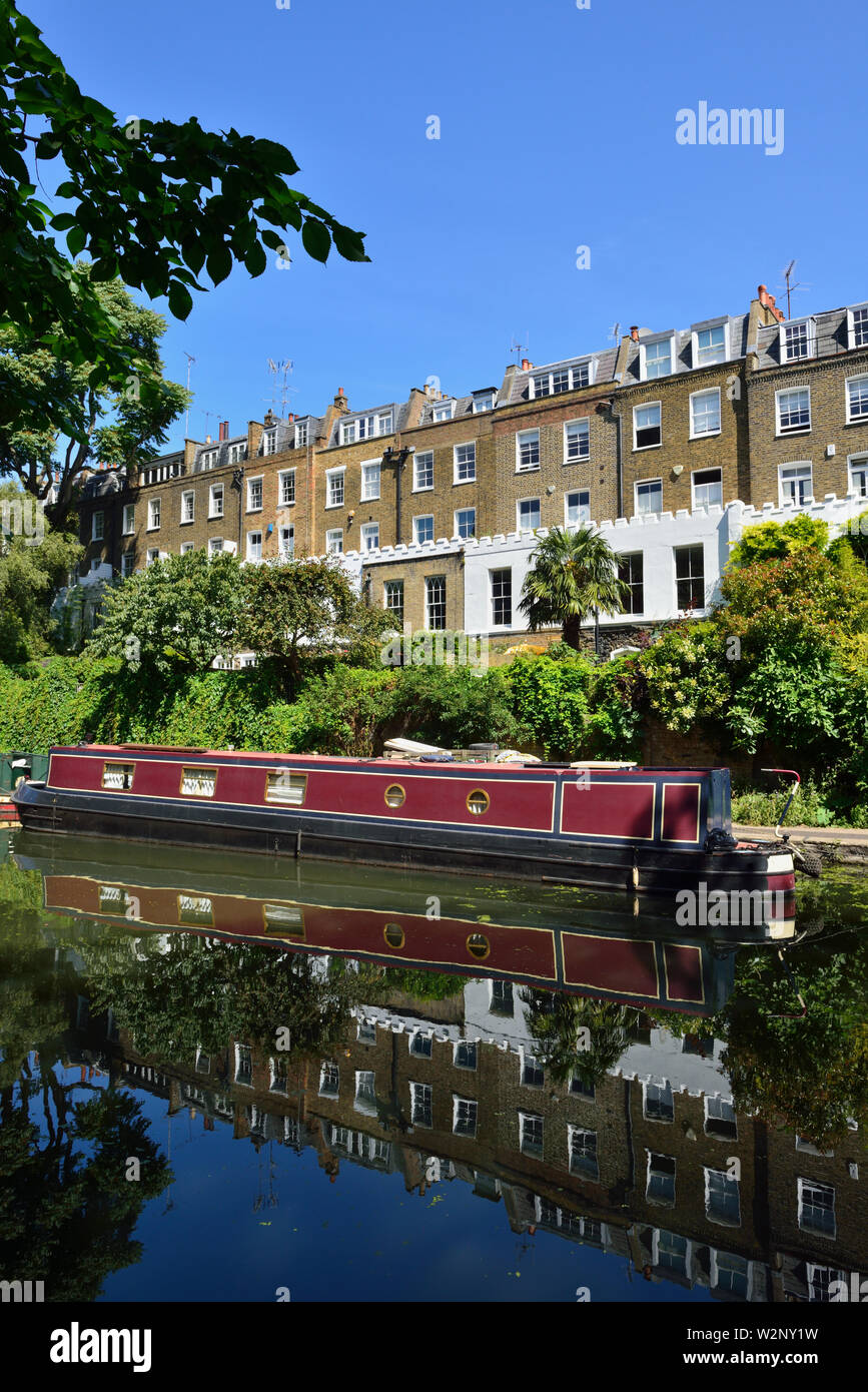 Rosso chiatta ormeggiata, Regent's Canal, Colebrooke Row, Noel strada residenziale di case a schiera, Islington, London, Regno Unito Foto Stock