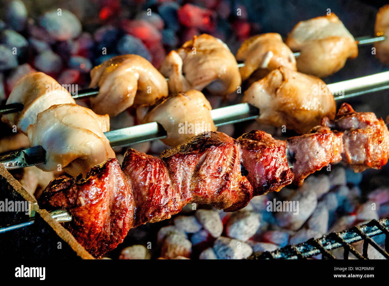 Spiedo carne arrosto su un barbecue Foto Stock