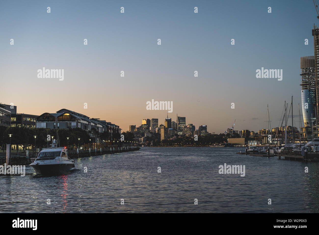 Pyrmont, Nuovo Galles del Sud - Giugno 28th, 2019: Guardando a Nord Sydney skyline della città da Pyrmont Bay Park. Girato appena dopo il tramonto del sole al tramonto. Foto Stock