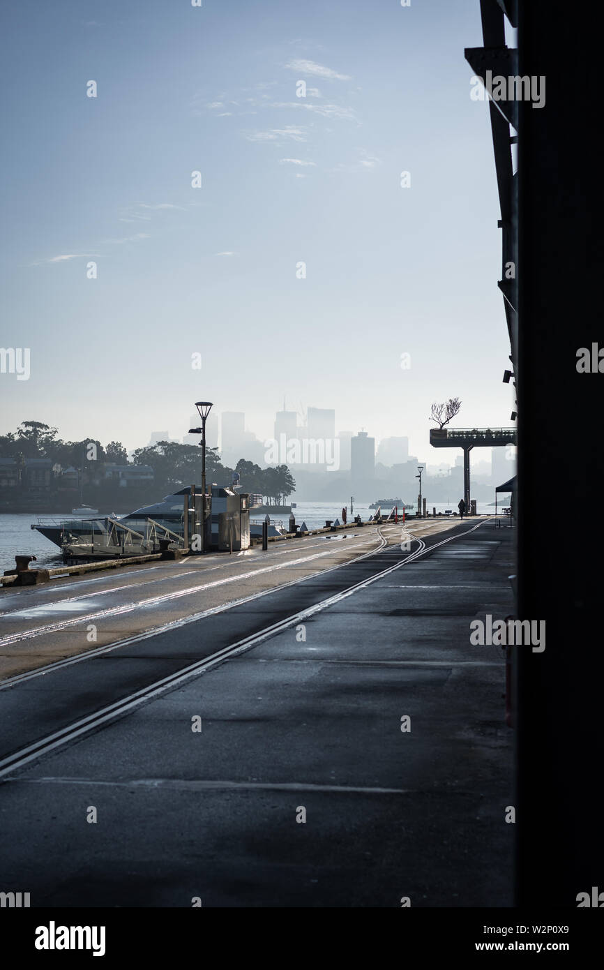 Urbanscape di Jones Bay Wharf. North Sydney visibile in attraverso la mattina presto haze in background. Sydney NSW. Giugno 2019 Foto Stock
