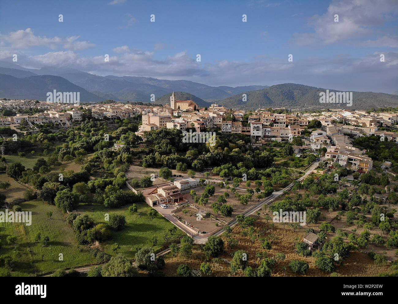 Antenna foto distanti drone di punto di vista immagine Campanet città case di collina, Mallorca, Spagna Foto Stock