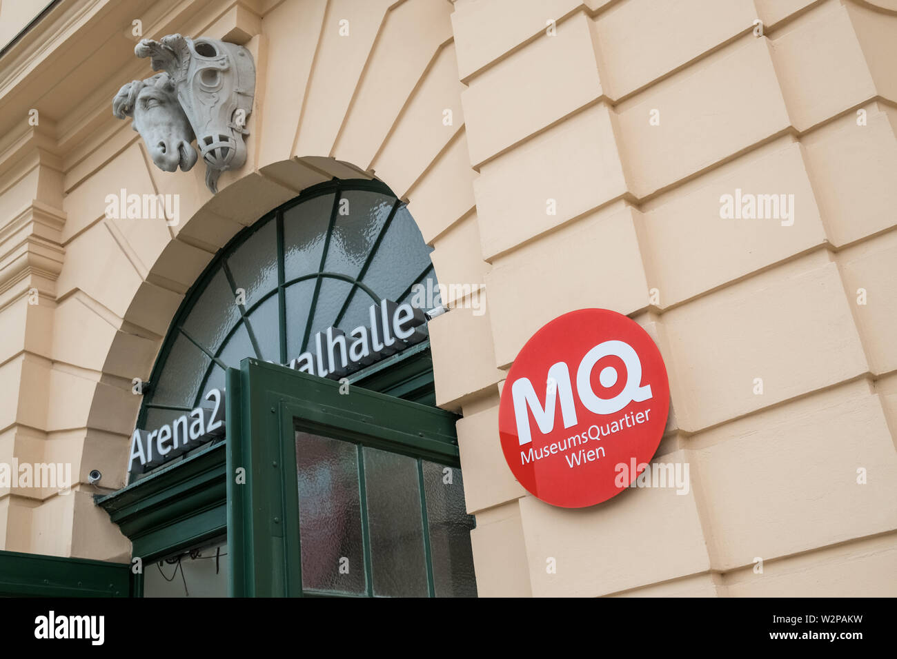 Il quartiere dei musei (MuseumsQuartier) segno, Museumsplatz, Vienna, Austria Foto Stock