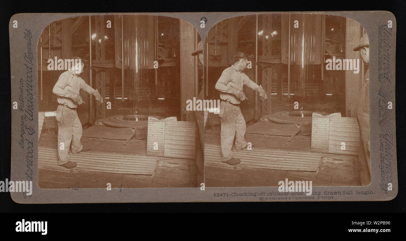 Controllare il cilindro dopo essere stata tirata a piena lunghezza.; Underwood & Underwood Stereographs di industrie manifatturiere, impostare 2 - Realizzazione di lastre di vetro da cilindri, immagine 8 - Controllo cilindro off dopo essere stata tirata a lunghezza piena. Questi stereographs sono state create e venduto come un set per l'uso didattico da Underwood & Underwood, un creatore di immagini stereoscopiche e attrezzature. Questa serie è stata prodotta tra il 1895, quando l'unità educativa è stato stabilito, e nel 1921, quando la società è stata venduta. Foto Stock