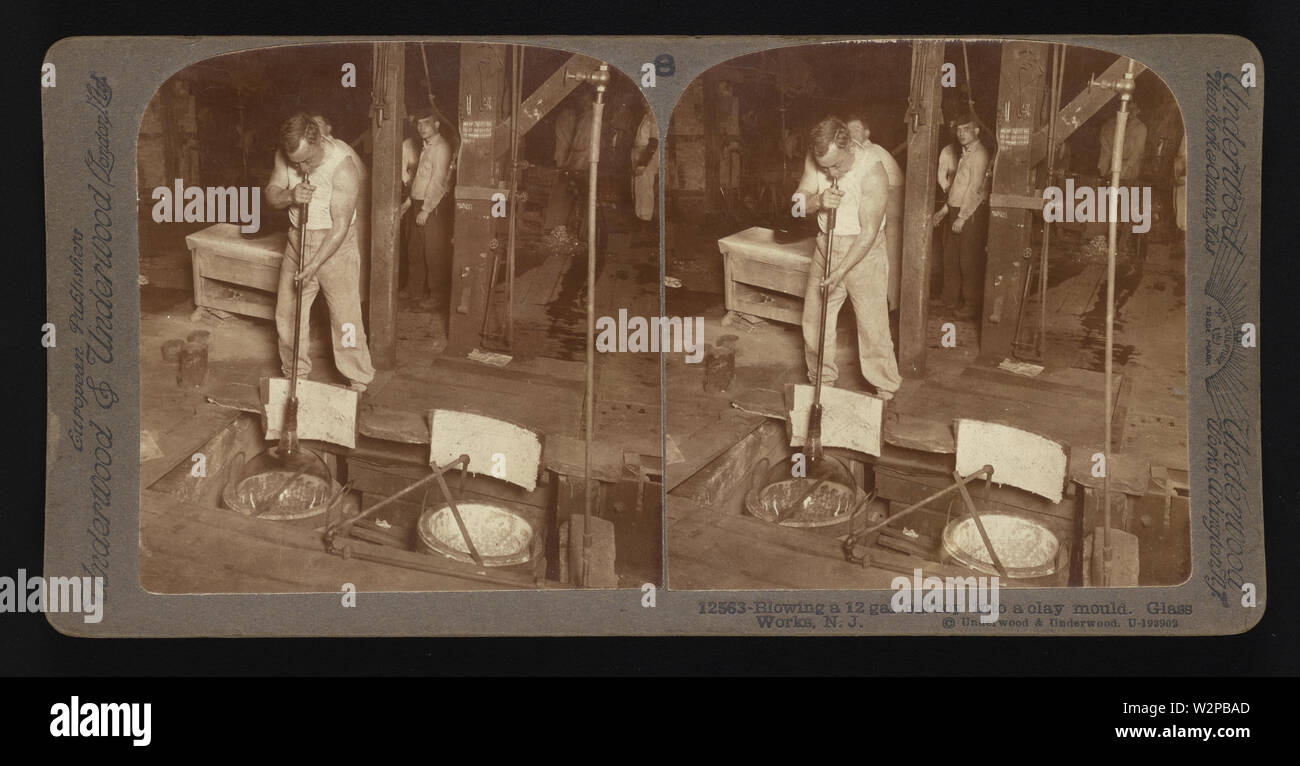 Soffiare un 12-gallone tanica in uno stampo di argilla.; Underwood & Underwood Stereographs di industrie manifatturiere, impostare 1 - facendo 12-gallone bottiglioni di vetro. Opere in vetro, N.J., immagine 2 - soffiaggio un 12-gallone tanica in uno stampo di argilla. Questi stereographs sono state create e venduto come un set per l'uso didattico da Underwood & Underwood, un creatore di immagini stereoscopiche e attrezzature. Questa serie è stata prodotta tra il 1895, quando l'unità educativa è stato stabilito, e nel 1921, quando la società è stata venduta. Foto Stock