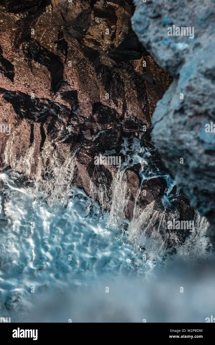Foto in alto di splendide rocce e forti onde al mare Foto Stock