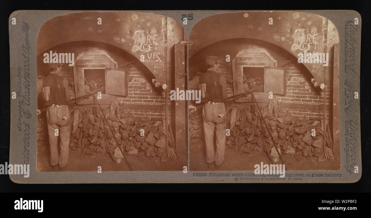 Finito di ware entrando in forno di rinvenimento a fabbrica di vetro.; Underwood & Underwood Stereographs di industrie manifatturiere, Set 4 - Facendo soffiato-bottiglie in vetro. Opere in vetro, N.J., Immagine 21 - Finito ware entrando in forno di rinvenimento a fabbrica di vetro. Questi stereographs sono state create e venduto come un set per l'uso didattico da Underwood & Underwood, un creatore di immagini stereoscopiche e attrezzature. Questa serie è stata prodotta tra il 1895, quando l'unità educativa è stato stabilito, e nel 1921, quando la società è stata venduta. Foto Stock