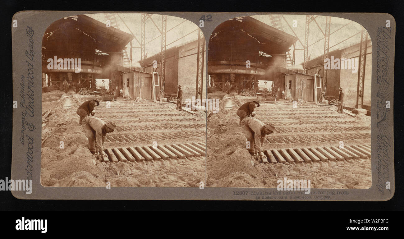 Rendendo la sabbia stampi in ghisa.; Underwood & Underwood Stereographs di industrie manifatturiere, impostare 5 - fabbricazione di ferro e acciaio mediante diversi processi, Immagine 23 - rendendo la sabbia stampi in ghisa. Questi stereographs sono state create e venduto come un set per l'uso didattico da Underwood & Underwood, un creatore di immagini stereoscopiche e attrezzature. Questa serie è stata prodotta tra il 1895, quando l'unità educativa è stato stabilito, e nel 1921, quando la società è stata venduta. Foto Stock