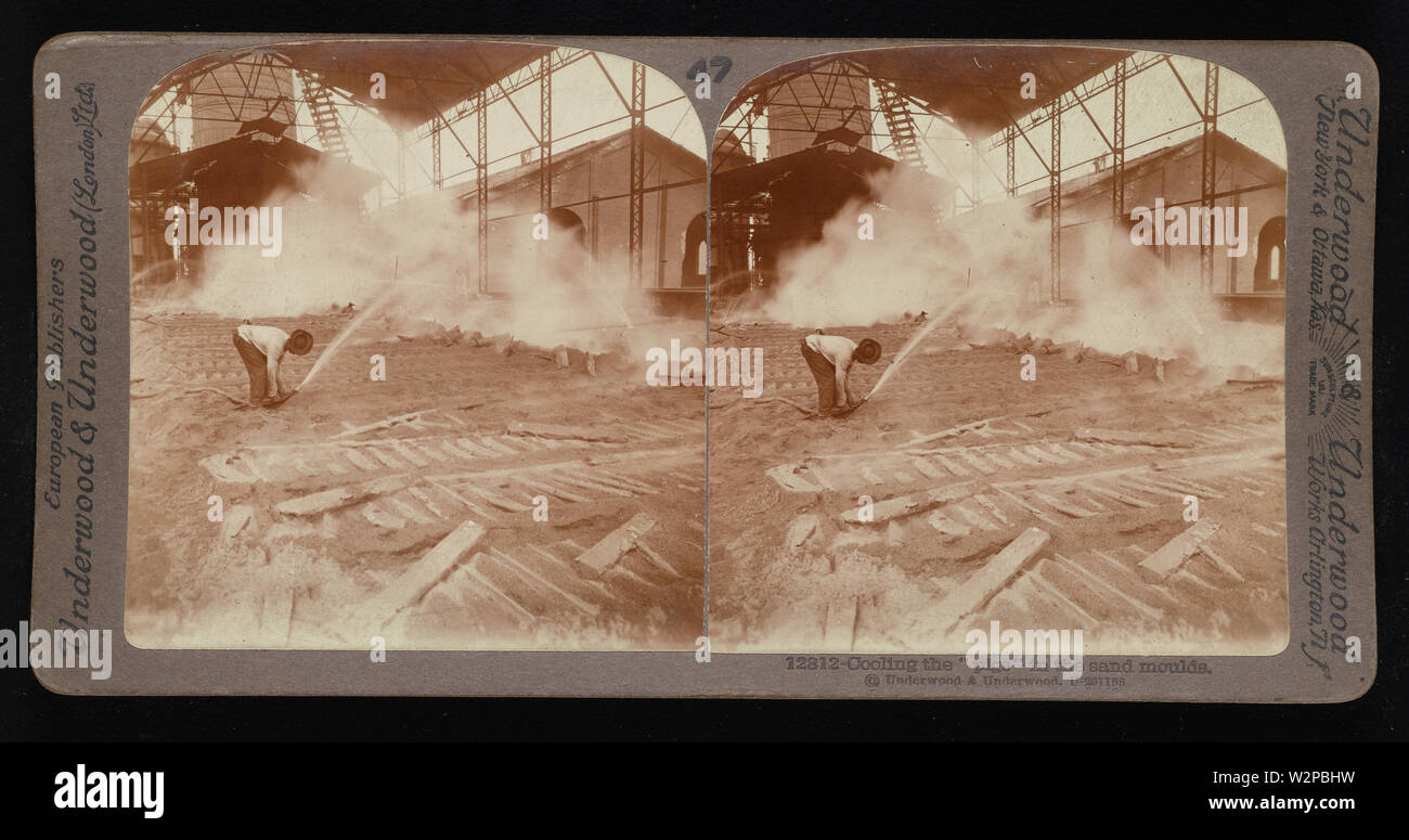 Il raffreddamento dei suini in sabbia stampi.; Underwood & Underwood Stereographs di industrie manifatturiere, impostare 5 - fabbricazione di ferro e acciaio mediante diversi processi, l'immagine 25 - raffreddamento i suini in stampi di sabbia. Questi stereographs sono state create e venduto come un set per l'uso didattico da Underwood & Underwood, un creatore di immagini stereoscopiche e attrezzature. Questa serie è stata prodotta tra il 1895, quando l'unità educativa è stato stabilito, e nel 1921, quando la società è stata venduta. Foto Stock