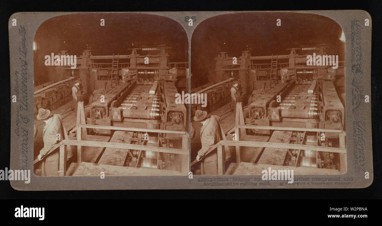 Fiorisce la billetta per rotaie essendo ulteriormente compresso e allungato nel laminatoio; Underwood & Underwood Stereographs di industrie manifatturiere, Set 6 - Laminatoi per acciaio, Immagine 38 - billetta blumi per rotaie essendo ulteriormente compresso e allungato nel laminatoio. Questi stereographs sono state create e venduto come un set per l'uso didattico da Underwood & Underwood, un creatore di immagini stereoscopiche e attrezzature. Questa serie è stata prodotta tra il 1895, quando l'unità educativa è stato stabilito, e nel 1921, quando la società è stata venduta. Foto Stock