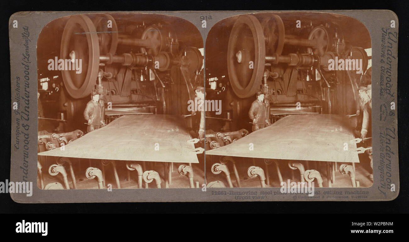 Rimozione della piastra di acciaio da grande macchina da taglio in vista frontale; Underwood & Underwood Stereographs di industrie manifatturiere, Set 6 - Laminatoi per acciaio, Immagine 41 - Rimozione piastra di acciaio dalla grande macchina da taglio vista frontale. Questi stereographs sono state create e venduto come un set per l'uso didattico da Underwood & Underwood, un creatore di immagini stereoscopiche e attrezzature. Questa serie è stata prodotta tra il 1895, quando l'unità educativa è stato stabilito, e nel 1921, quando la società è stata venduta. Foto Stock