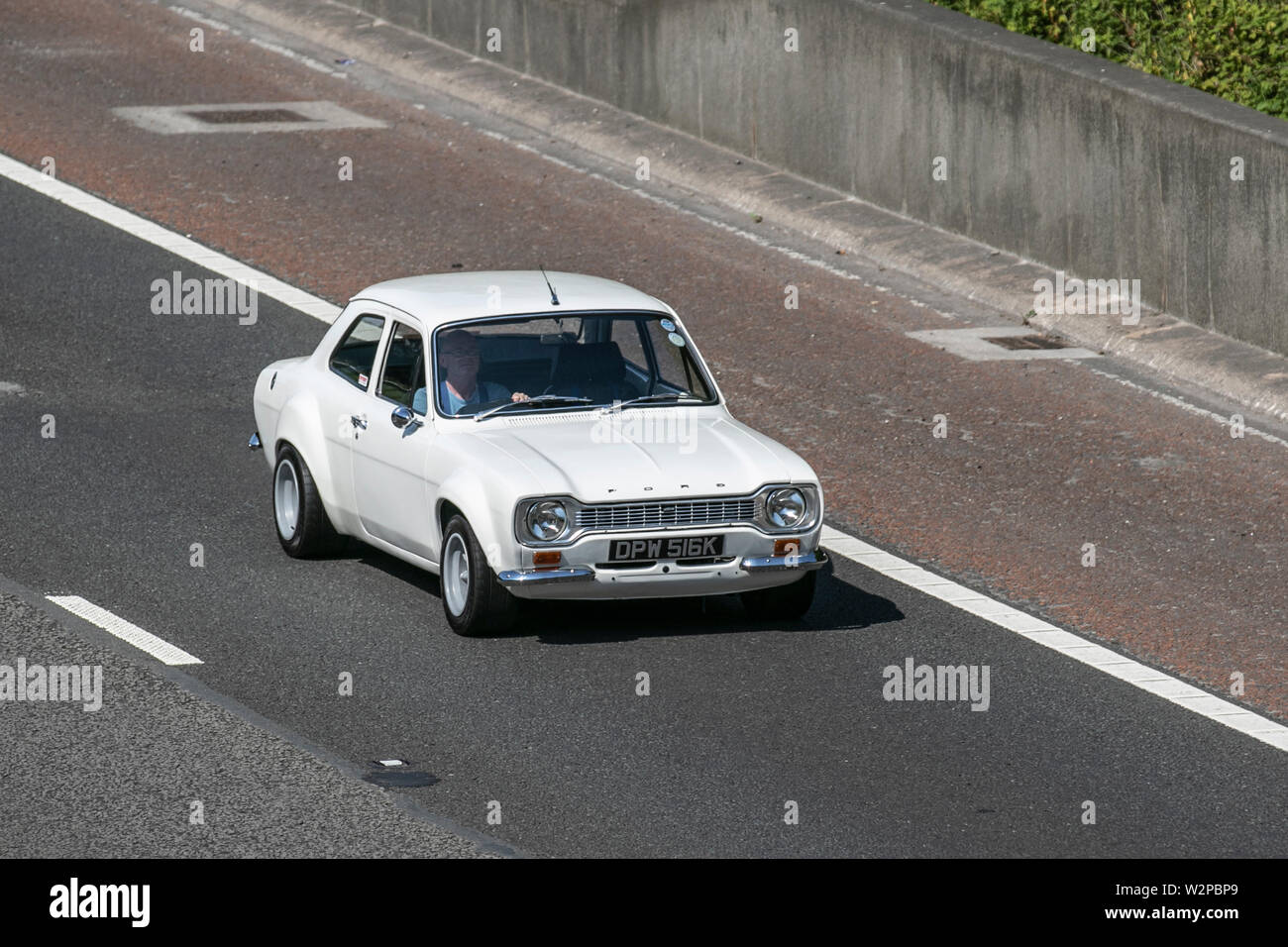 DPW516K bianco Ford Escort 1300 Auto di base; Motoring classics, historics, motori vintage e collezionismo 2019; Leighton Hall trasporti mostra, Cars & oldtimer di ieri sull'autostrada M6 nei pressi di Lancaster, Regno Unito Foto Stock