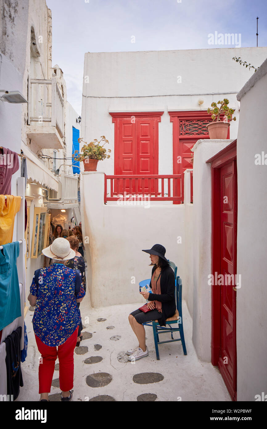 Mykonos, Mikonos isola greca, parte delle cicladi grecia. turisti all'interno del souk bizzarro Foto Stock