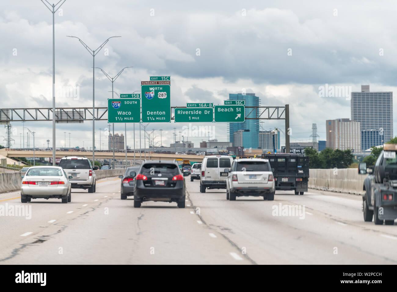 Fort Worth, Stati Uniti d'America - 7 Giugno 2019: Interstate Highway road in città in Texas con molte automobili su di spostamenti e firmare per uscire Foto Stock