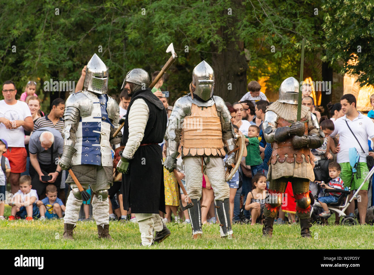 Nis, Serbia - Giugno 15. 2019 Festival medievale di cultura militare. La ricostruzione del cavaliere battaglie. Un gruppo di cavalieri preparando per il gruppo lotta Foto Stock