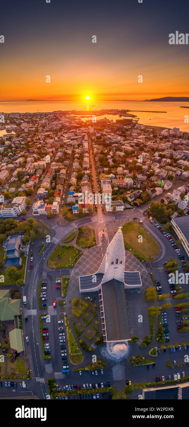 Il sole di mezzanotte, Chiesa Hallgrimskirkja, Reykjavik, Islanda. Questa immagine viene girato utilizzando un drone. Foto Stock
