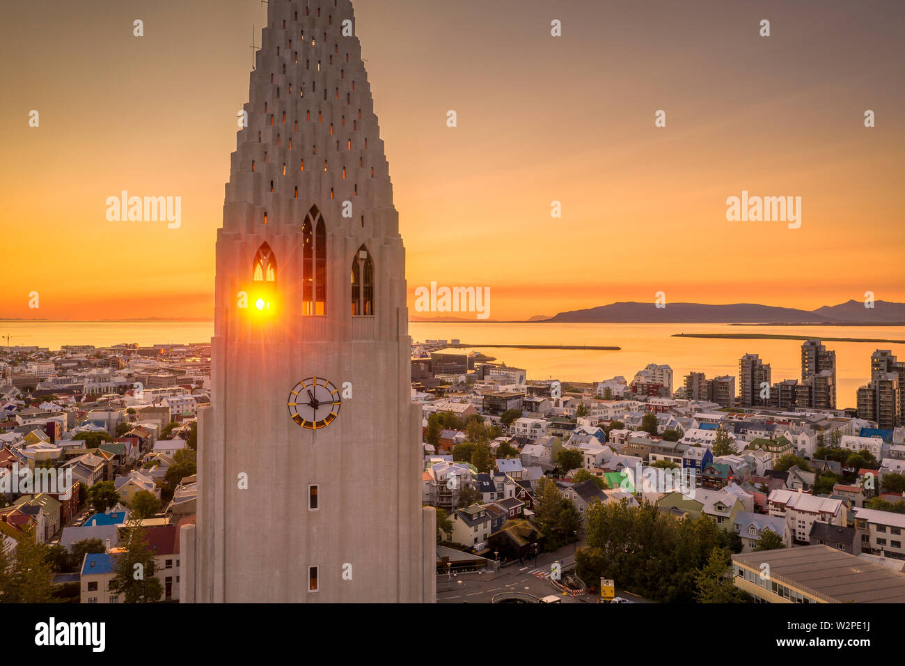 Il sole di mezzanotte, Chiesa Hallgrimskirkja, Reykjavik, Islanda. Questa immagine viene girato utilizzando un drone. Foto Stock