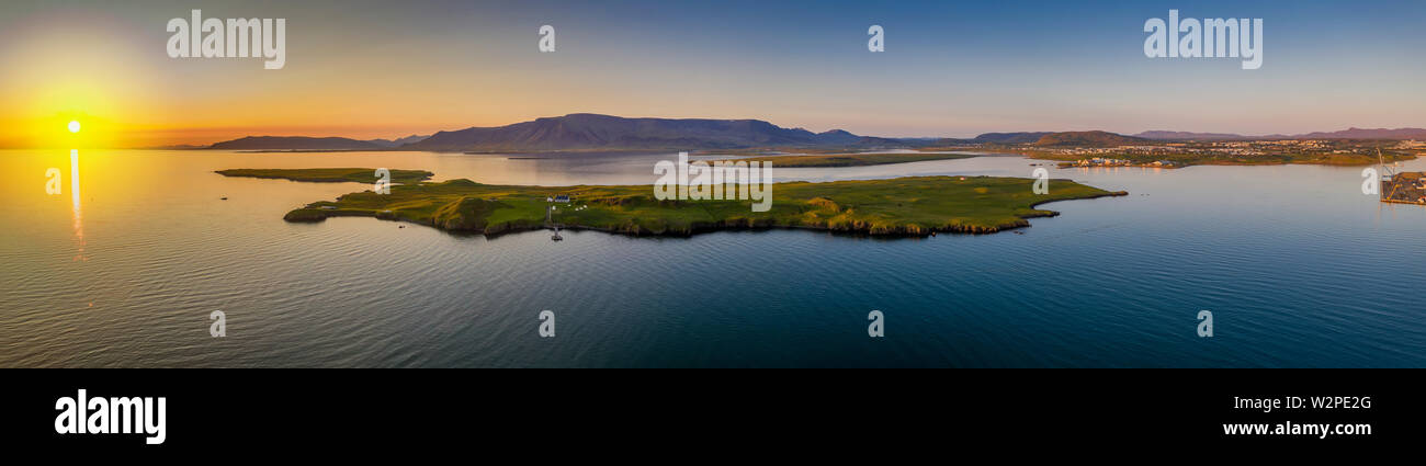 Il sole di mezzanotte, Isola Videy, Reykjavik, Islanda. Questa immagine viene girato utilizzando un drone. Foto Stock