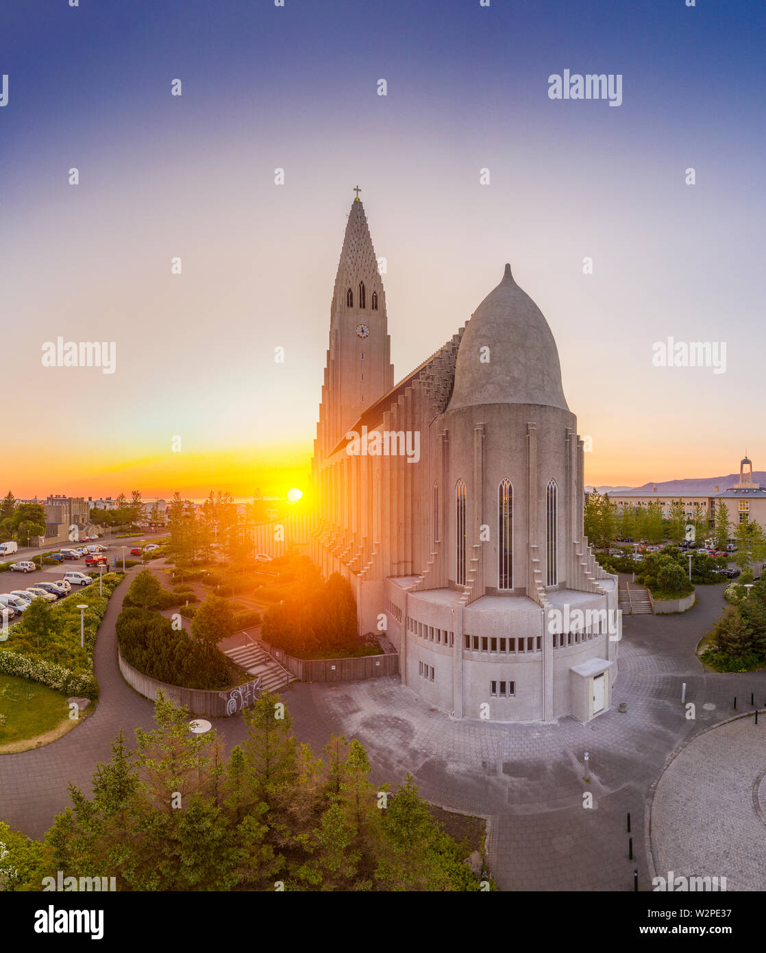 Il sole di mezzanotte, Chiesa Hallgrimskirkja, Reykjavik, Islanda. Questa immagine viene girato utilizzando un drone. Foto Stock