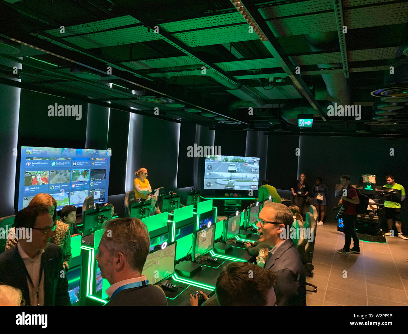 Vista generale del all'interno di Microsoft è di nuovo flagship store su Oxford Circus, Londra. Foto Stock