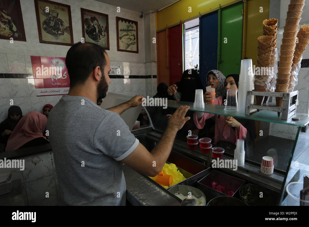 La città di Gaza, Striscia di Gaza, Territori palestinesi. 10 Luglio, 2019. Palestinesi comprare gelati durante una calda giornata estiva, nella Striscia di Gaza City il 10 luglio 2019. Mercoledì la temperatura è impostata a salire e di approccio 4Â°C al di sopra della media stagionale con calde o molto calde Condizioni Credito: Ashraf Amra/immagini APA/ZUMA filo/Alamy Live News Foto Stock