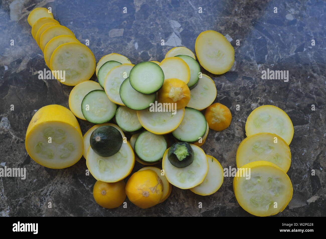 Giallo e verde di zucchina tagliata in cerchi Foto Stock
